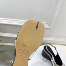 Maison Margiela· 马吉拉26𝐬𝐬 2026春夏新品MM6 复古分趾坡跟凉鞋 —————— Maison Margiela· 马吉拉26𝐬𝐬 2026春夏新品MM6 复古分趾坡跟凉鞋 ——————