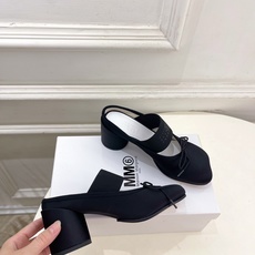 Maison Margiela· 马吉拉26𝐬𝐬 2026春夏新品MM6 蝴蝶结弹力带粗跟半拖鞋 ——— Maison Margiela· 马吉拉26𝐬𝐬 2026春夏新品MM6 蝴蝶结弹力带粗跟半拖鞋 ———