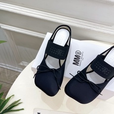 Maison Margiela· 马吉拉26𝐬𝐬 2026春夏新品MM6 蝴蝶结弹力带粗跟半拖鞋 ——— Maison Margiela· 马吉拉26𝐬𝐬 2026春夏新品MM6 蝴蝶结弹力带粗跟半拖鞋 ———