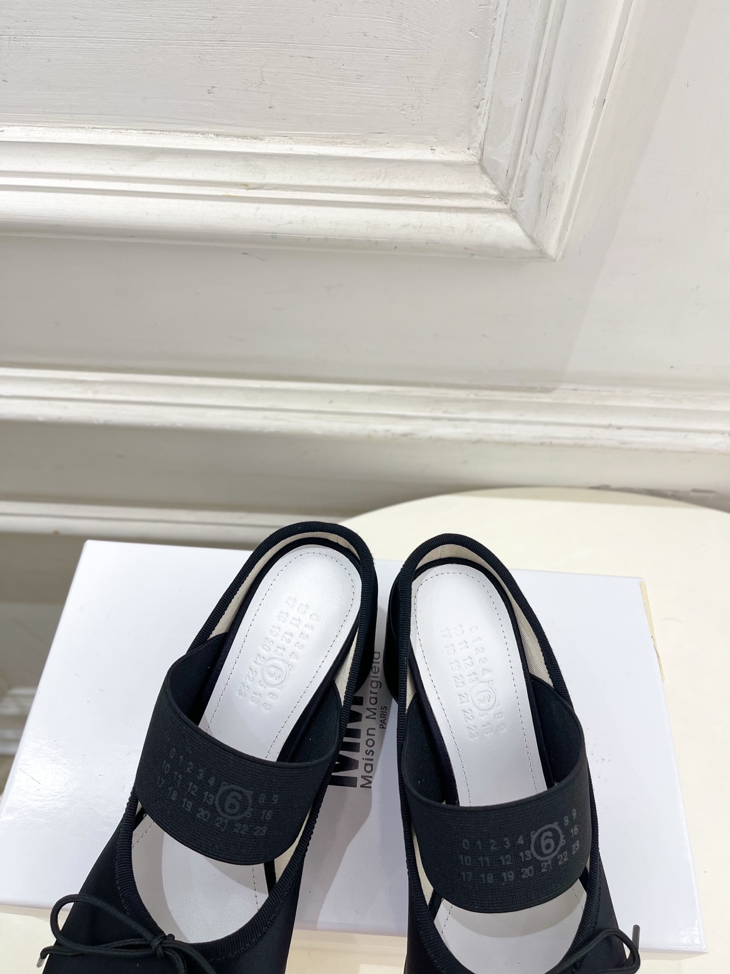 Maison Margiela· 马吉拉26𝐬𝐬 2026春夏新品MM6 蝴蝶结弹力带粗跟半拖鞋 ——— Maison Margiela· 马吉拉26𝐬𝐬 2026春夏新品MM6 蝴蝶结弹力带粗跟半拖鞋 ———