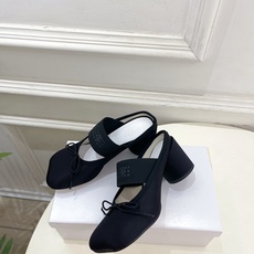 Maison Margiela· 马吉拉26𝐬𝐬 2026春夏新品MM6 蝴蝶结弹力带粗跟半拖鞋 ——— Maison Margiela· 马吉拉26𝐬𝐬 2026春夏新品MM6 蝴蝶结弹力带粗跟半拖鞋 ———