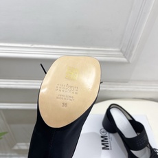 Maison Margiela· 马吉拉26𝐬𝐬 2026春夏新品MM6 蝴蝶结弹力带粗跟半拖鞋 ——— Maison Margiela· 马吉拉26𝐬𝐬 2026春夏新品MM6 蝴蝶结弹力带粗跟半拖鞋 ———