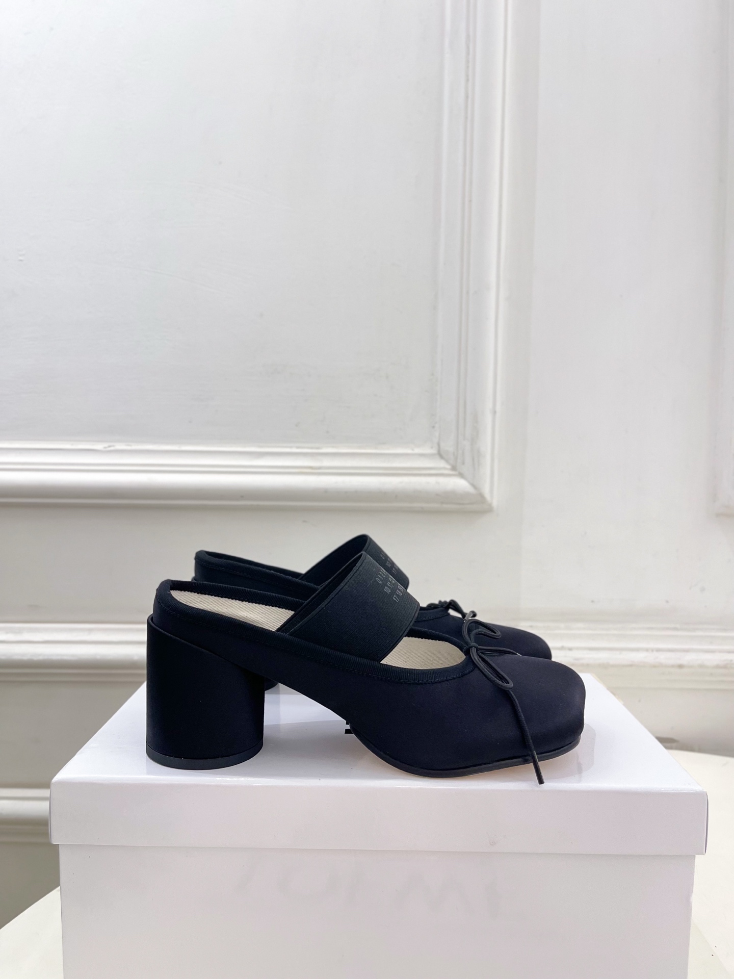 Maison Margiela· 马吉拉26𝐬𝐬 2026春夏新品MM6 蝴蝶结弹力带粗跟半拖鞋 ——— Maison Margiela· 马吉拉26𝐬𝐬 2026春夏新品MM6 蝴蝶结弹力带粗跟半拖鞋 ———