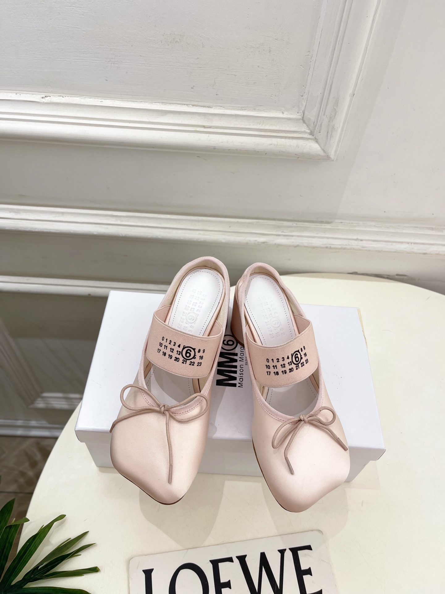 NO:818222,Maison Margiela · Margiela 26 2026 spring and summer new product MM6 bow elastic band thick heel half slippers ———————— MM6 is the most popular genius designer brand in the past two years. Its simple design and luxurious texture will make you fall in love with it. If you don’t want to hit the streets, you can check out this brand. It is relatively niche but is so easy to match. You can see this brand everywhere on Instagram and Xiaohongshu!  BS original one-to-one customization. Original custom-made silk upper. Imported sheepskin lining. Original Italian genuine leather outsole. Heel height 6cm. Size 35-39 (40. Can be customized). No. 2605045, half drag, masion margiela, masion margiela, slippers, sheepskin, real silk, Leather soles.19860909Maison Margiela· 马吉拉26 2026春夏新品MM6 蝴蝶结弹力带粗跟半拖鞋 ———————— MM6作为这两年最受欢迎的鬼才设计师品牌,设计简单、奢华的质感让你爱不释手 不想满大街撞款的可以看看这个品牌,比较小众却又是那么好搭配,ins、小红书随处可见这个品牌的身影 ！BS原版一比一定制 鞋面原版特定制真丝 内里进口羊皮里 大底原版意大利真皮大底 跟高6cm 码数35-39（40.可定做）   编号2605045,半拖,masion margiela,masion margiela,slippers,sheepskin,real silk,Leather soles,Women's Shoes