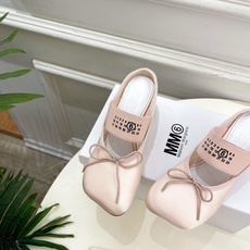 Maison Margiela· 马吉拉26𝐬𝐬 2026春夏新品MM6 蝴蝶结弹力带粗跟半拖鞋 ——— Maison Margiela· 马吉拉26𝐬𝐬 2026春夏新品MM6 蝴蝶结弹力带粗跟半拖鞋 ———