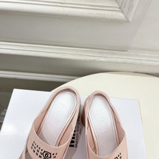 Maison Margiela· 马吉拉26𝐬𝐬 2026春夏新品MM6 蝴蝶结弹力带粗跟半拖鞋 ——— Maison Margiela· 马吉拉26𝐬𝐬 2026春夏新品MM6 蝴蝶结弹力带粗跟半拖鞋 ———
