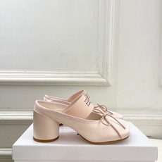 Maison Margiela· 马吉拉26𝐬𝐬 2026春夏新品MM6 蝴蝶结弹力带粗跟半拖鞋 ——— Maison Margiela· 马吉拉26𝐬𝐬 2026春夏新品MM6 蝴蝶结弹力带粗跟半拖鞋 ———