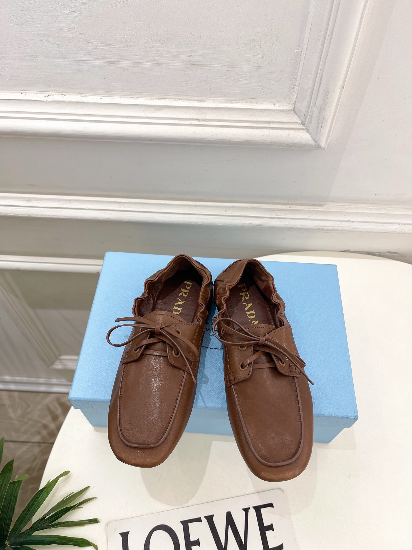 NO:818200,PRADA 26 2026 spring and summer new products, counter catwalk style, classic micro-label retro distressed cowhide boat shoes, loafer series, upper original high-custom vegetable tanned calfskin, lining imported water-dyed sheepskin outsole original molded custom non-slip outsole, high heel flat shoe size: 35-39 (40. Customized, non-refundable)  No. 2605051, single shoes, prada, prada, loafers, cowhide, sheepskin19860909PRADA 普拉达 26 2026春夏新品 专柜走秀款 经典微标复古做旧牛皮船鞋 乐福鞋系列 鞋面原版高定制植鞣小牛皮 内里进口水染羊皮 大底原版开模定制防滑大底 跟高平底 鞋码:35-39（40.定做不退换） 编号2605051,单鞋,prada,prada,loafers,cowhide,sheepskin,Women's Shoes