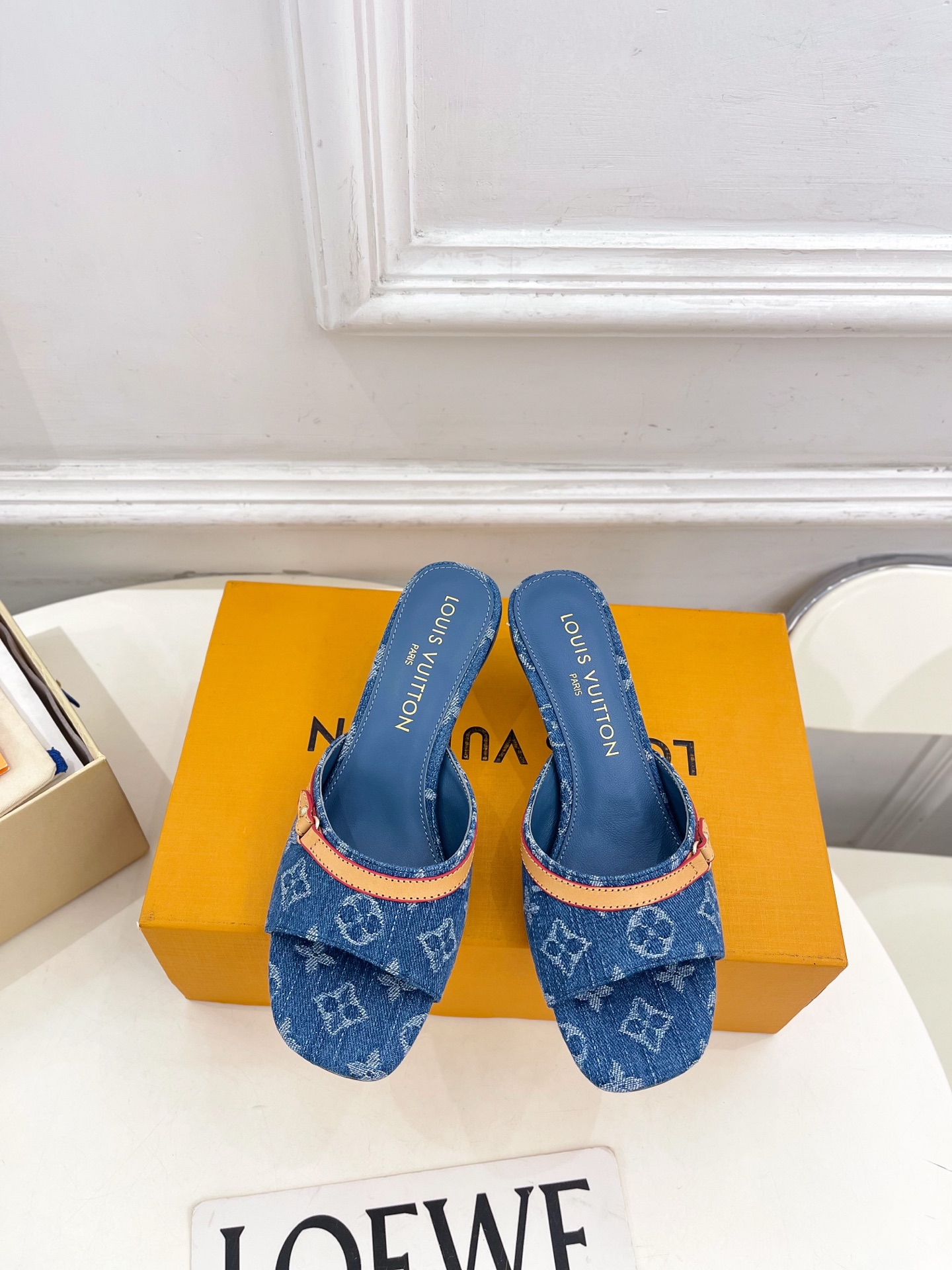 NO:818176,LV | Louis Vuitton 26 2026 spring and summer new models. The top version is the same as the original version. The counter focuses on the latest LV 6AM kitten heel denim slippers. New hard goods. BS purchasing level!  Full of high-end feel!  A popular model among bloggers at home and abroad, it is retro, fashionable and looks great on your feet!  The official website’s main recommendation★ ━━━━━t ━━━━━ High-customized denim upper, imported sheepskin lining, original Italian leather outsole, heel height 5cm / 10cm, shoe size: 35-39 (34, 40, 41, 42 customized) No. 2605007, high heels and slippers, louis  vuitton,louis vuitton,high heels,slippers,sheepskin,Leather soles19860909LV | 路易威登 26 2026春夏新款 顶级版本原版一致 专柜主打最新款 LV 6AM 小猫跟丹宁布拖鞋 硬货上新 BS代购级别！高级感十足！国内外博主刷爆的一款,复古又时髦上脚美炸了！官网主推款★ ━━━━━ t ━━━━━ 鞋面高定制丹宁布 内里进口羊皮里 大底原版意大利真皮大底 跟高 5cm / 10cm 鞋码: 35-39（34、40、41、42定制）  编号2605007,高跟鞋拖鞋,louis vuitton,louis vuitton,high heels,slippers,sheepskin,Leather soles,Women's Shoes