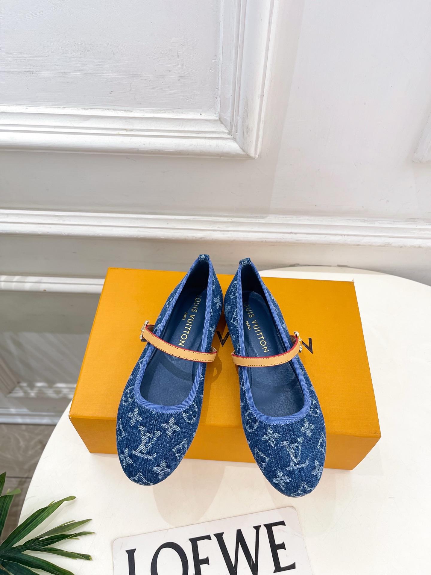 NO:818168,LV | Louis Vuitton 26 2026 Spring and Summer New Style The top version is the same as the original version. The counter focuses on the latest ROMY flat ballet shoes. Hard goods are new. BS purchasing level!  Full of high-end feel!  A popular model among bloggers at home and abroad, it is retro, fashionable and looks great on your feet!  The official website’s main recommendation★ ━━━━━t ━━━━━ High-customized denim upper, imported sheepskin lining, original Italian leather outsole, shoe size: 35-39 (34.40.41.42 customized) No. 2605007, ballet shoes, louis vuitton, louis  vuitton,sheepskin,Leather soles19860909LV | 路易威登 26 2026春夏新款 顶级版本原版一致 专柜主打最新款 ROMY平底芭蕾舞鞋 硬货上新 BS代购级别！高级感十足！国内外博主刷爆的一款,复古又时髦上脚美炸了！官网主推款★ ━━━━━ t ━━━━━ 鞋面高定制丹宁布 内里进口羊皮里 大底原版意大利真皮大底 鞋码: 35-39（34.40.41.42定制） 编号2605007,芭蕾舞鞋,louis vuitton,louis vuitton,sheepskin,Leather soles,Women's Shoes