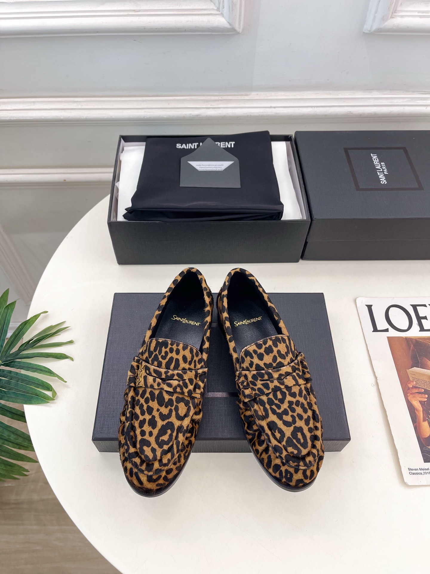NO:818160,SAIN*LAURENT 26 2026 spring and summer new product LE LOAFER pleated loafers, new small leather shoes —————————————— The top version of YSL’s super beautiful model debuts in a new interpretation!  Minimalist style, super flattering leg design, retro fashion style, looks good with any combination!  Highly customized uppers imported sheepskin/cowhide/horse hair, lining imported goatskin, outsole original Italian leather outsole, heel height 2cm, size women's 35-39 (40.41.42 can be customized) men's 39-44 (customized 45.46 non-refundable) price women's men's model No. 2605042, loafers, saint laurent, saint laurent, saint  laurent,loafers,cowhide,sheepskin,sheep,leather soles19860909SAIN*LAURENT 圣罗兰 26 2026春夏新品LE LOAFER褶皱乐福鞋 小皮鞋上新 —————————————— 顶级版YSL超美的一款 以全新的诠释方式首发！极简主义风格 设计超级修饰腿型 复古时髦风格 随意搭配都好看！ 鞋面高定制进口羊猄皮/牛皮/马毛 内里进口山羊皮里 大底原版意大利真皮大底 跟高2cm 码数女款35-39（40.41.42可定做） 男款39-44（45.46定制不退换） 价格女款男款 编号2605042,乐福鞋,saint laurent,saint laurent,saint laurent,loafers,cowhide,sheepskin,sheep,Leather soles,Women's Shoes