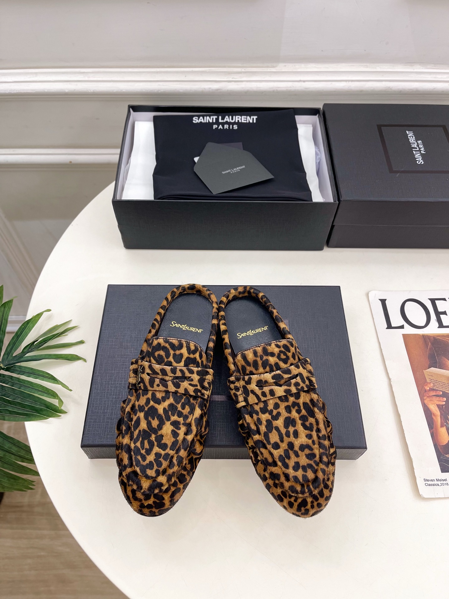 NO:818167,SAIN*LAURENT 26 2026 spring and summer new product LE LOAFER pleated loafer mule shoes and half slippers are new —————————————— The top version of YSL’s super beautiful model is premiered in a new interpretation!  Minimalist style, super flattering leg design, retro fashion style, looks good with any combination!  Highly customized upper, imported sheepskin/cowhide/horsehair, lining imported goatskin, outsole, original Italian leather outsole, heel height 2cm, size 35-39 (40.41.42 can be customized), price No. 2605042, half drag, saint laurent, saint laurent, saint laurent, loafers, slippers, cowhide, sheepskin, sheep, Leather soles19860909SAIN*LAURENT 圣罗兰 26 2026春夏新品LE LOAFER褶皱乐福穆勒鞋 半拖鞋 上新 —————————————— 顶级版YSL超美的一款 以全新的诠释方式首发！极简主义风格 设计超级修饰腿型 复古时髦风格 随意搭配都好看！ 鞋面高定制进口羊猄皮/牛皮/马毛 内里进口山羊皮里 大底原版意大利真皮大底 跟高2cm 码数35-39（40.41.42可定做） 价格 编号2605042,半拖,saint laurent,saint laurent,saint laurent,loafers,slippers,cowhide,sheepskin,sheep,Leather soles,Women's Shoes