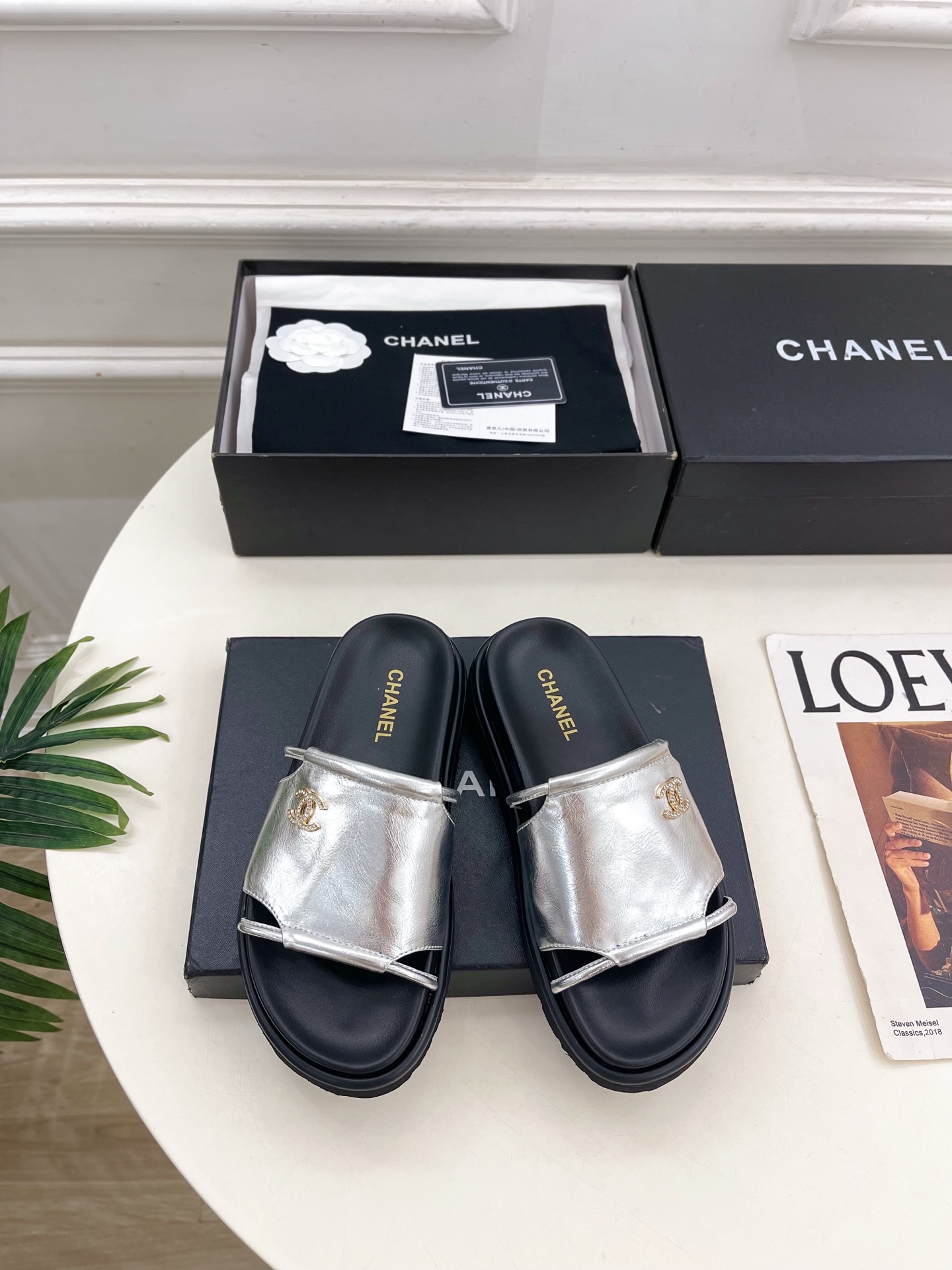 NO:819262,| Xiaoxiang 26 2026 spring and summer new products, classic catwalk models in the counter, Xiaoxiang's large double C thick-soled casual slippers are new in the series. The absolute best in the BS fashion circle. The matching will interpret the meticulous, minimalist and never-fading classic elements, showing a unique dressing style that is too beautiful to say. A must-have in summer... ━━━━━ t ━━━━━  Original high-customized fabric for the upper, imported sheepskin lining for the lining, original molded custom-made non-slip outsole, high flat heel, shoe size: 35-39 (40.41.42 customized, non-returnable) No. 5043, slippers, slippers, sheepskin19860909| 小香 26 2026 春夏新品 专柜经典走秀款 小香大双C厚底休闲拖鞋 系列上新 BS时尚圈的绝绝子 搭配将演绎着细致 极简 永不褪去的经典元素 展现与众不同的穿搭风格美到无话可说 夏季必入款…… ━━━━━ t ━━━━━ 鞋面原版高定制面料 内里进口羊皮里 大底原版开模定制防滑大底 跟高平底 鞋码: 35-39（40.41.42定制不退换） 编号5043,拖鞋,slippers,sheepskin,Women's Shoes