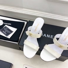 𝐂𝐇𝐀𝐍𝐄𝐋 | 小香 26𝐬𝐬 🦋2026 春夏新品 专柜经典走秀款 小香经典书包扣高跟拖鞋 系 𝐂𝐇𝐀𝐍𝐄𝐋 | 小香 26𝐬𝐬 🦋2026 春夏新品 专柜经典走秀款 小香经典书包扣高跟拖鞋 系