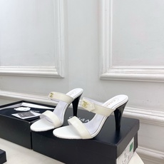 𝐂𝐇𝐀𝐍𝐄𝐋 | 小香 26𝐬𝐬 🦋2026 春夏新品 专柜经典走秀款 小香经典书包扣高跟拖鞋 系 𝐂𝐇𝐀𝐍𝐄𝐋 | 小香 26𝐬𝐬 🦋2026 春夏新品 专柜经典走秀款 小香经典书包扣高跟拖鞋 系