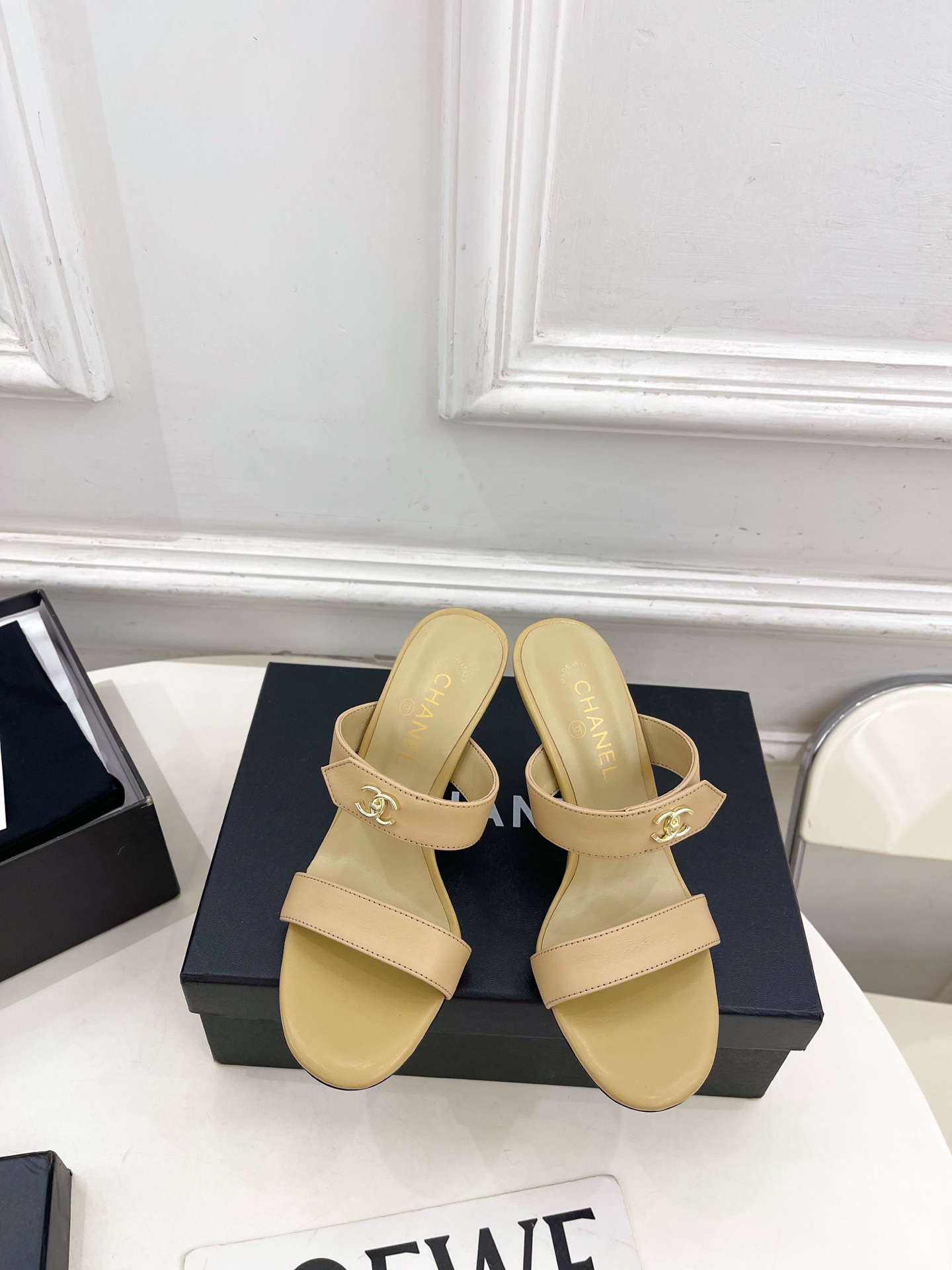 NO:819256,| Xiaoxiang 26 2026 spring and summer new products, classic catwalk models in the counter, Xiaoxiang's classic schoolbag buckle high-heeled slippers are new in the series. The absolute best in the BS fashion circle. The matching will interpret the meticulous, minimalist and never-fading classic elements, showing a unique dressing style that is too beautiful to say. A must-have item for summer... ━━━━━ t ━━━━━  Original high-custom leather upper, imported silk sheepskin lining, outsole, original Italian leather outsole, heel height 8.5cm, shoe size: 35-39 (40.41 customized, non-returnable) No. 2605043, high heels, slippers, high heels, slippers, sheepskin, Leather soles19860909| 小香 26 2026 春夏新品 专柜经典走秀款 小香经典书包扣高跟拖鞋 系列上新 BS时尚圈的绝绝子 搭配将演绎着细致 极简 永不褪去的经典元素 展现与众不同的穿搭风格美到无话可说 夏季必入款…… ━━━━━ t ━━━━━ 鞋面原版高定制皮面 内里进口丝绸羊皮里 大底原版意大利真皮大底 跟高8.5cm 鞋码: 35-39（40.41定制不退换） 编号2605043,高跟鞋拖鞋,high heels,slippers,sheepskin,Leather soles,Women's Shoes