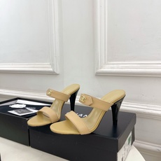 𝐂𝐇𝐀𝐍𝐄𝐋 | 小香 26𝐬𝐬 🦋2026 春夏新品 专柜经典走秀款 小香经典书包扣高跟拖鞋 系 𝐂𝐇𝐀𝐍𝐄𝐋 | 小香 26𝐬𝐬 🦋2026 春夏新品 专柜经典走秀款 小香经典书包扣高跟拖鞋 系