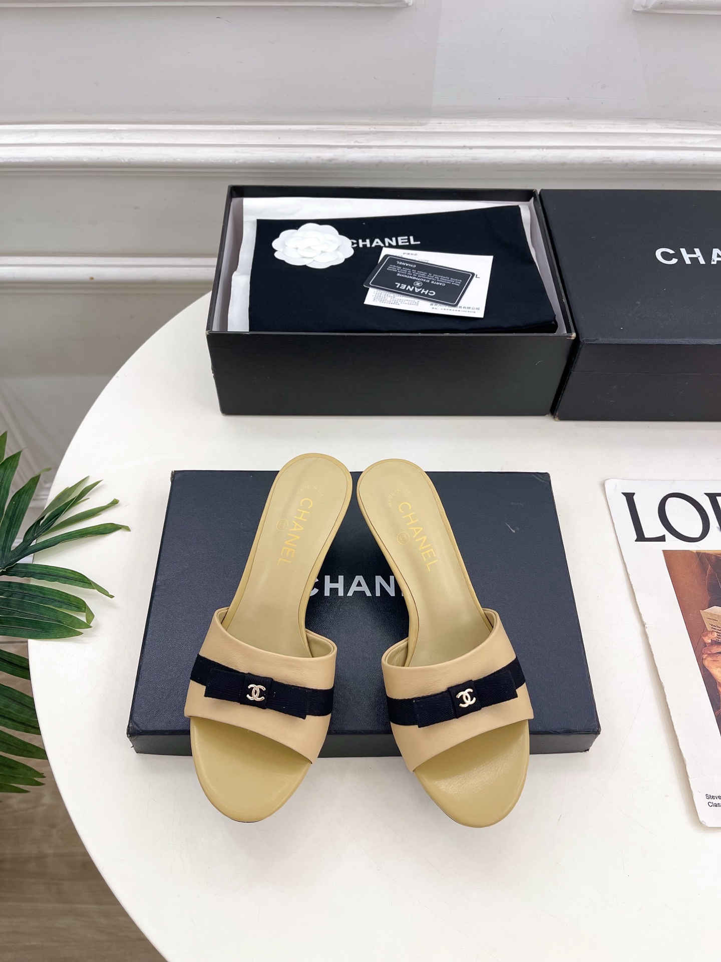 NO:819251,| Xiaoxiang 26 2026 spring and summer new products, classic catwalk models in the counter, Xiaoxiang double C round toe bow slippers are new in the series. The absolute best in the BS fashion circle. The matching will interpret the meticulous, minimalist and classic elements that will never fade away. It will show a unique dressing style that is too beautiful to say. A must-have style in summer... ━━━━━ t ━━━━━  Original high-customized lambskin upper, imported silk sheepskin lining, outsole, original Italian leather outsole, heel height 5cm, shoe size: 35-39 (40.41 customized, non-returnable) No. 2605043, high heels slippers, high heels, slippers, sheepskin, Leather soles19860909| 小香 26 2026 春夏新品 专柜经典走秀款 小香双C圆头蝴蝶结拖鞋 系列上新 BS时尚圈的绝绝子 搭配将演绎着细致 极简 永不褪去的经典元素 展现与众不同的穿搭风格美到无话可说 夏季必入款…… ━━━━━ t ━━━━━ 鞋面原版高定制小羊皮 内里进口丝绸羊皮里 大底原版意大利真皮大底 跟高5cm 鞋码: 35-39（40.41定制不退换） 编号2605043,高跟鞋拖鞋,high heels,slippers,sheepskin,Leather soles,Women's Shoes