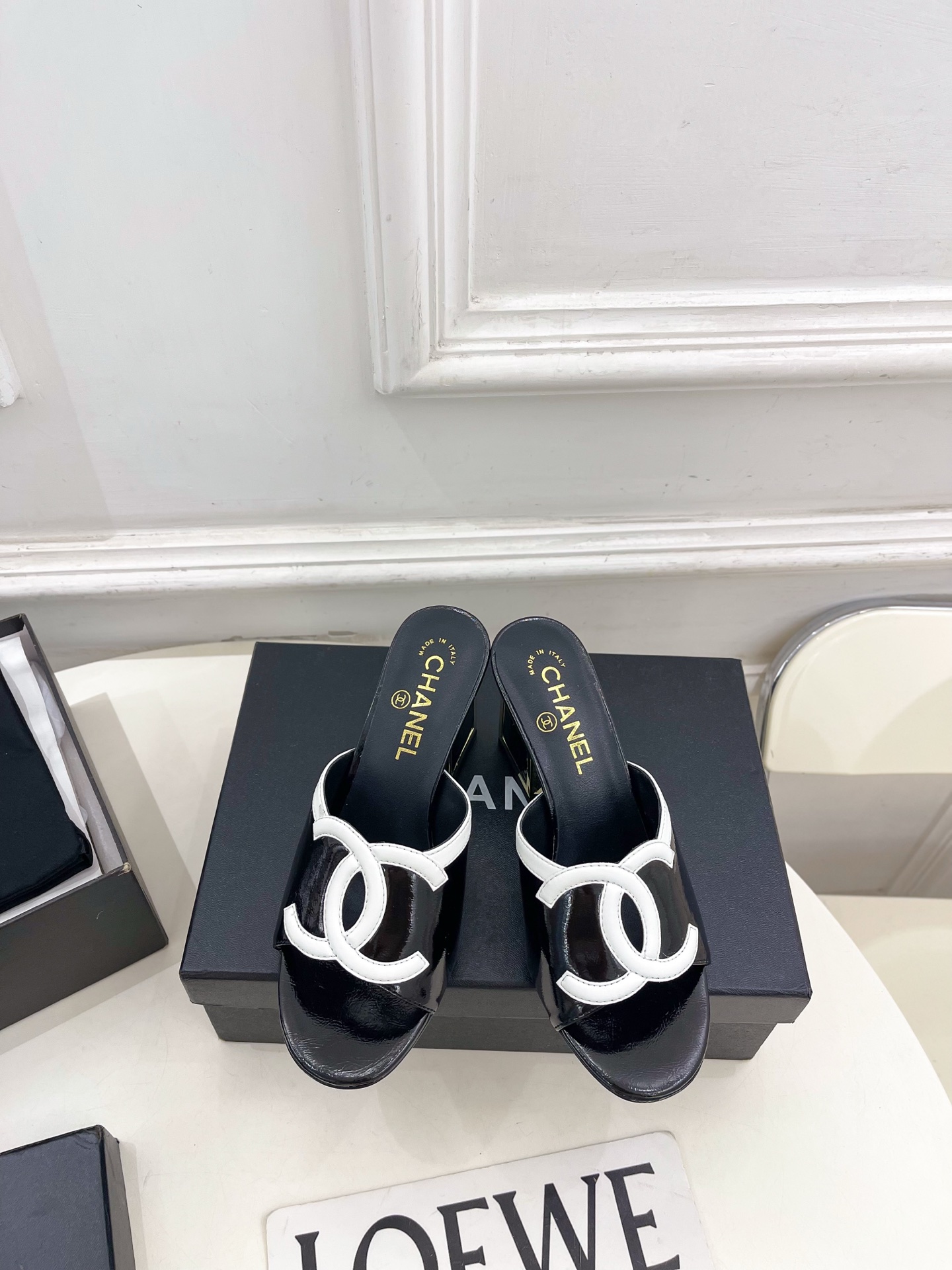 𝐂𝐇𝐀𝐍𝐄𝐋  | 小香  26𝐬𝐬 🦋2026 春夏新品  专柜经典走秀款 小香大双C拼色金属粗跟拖鞋