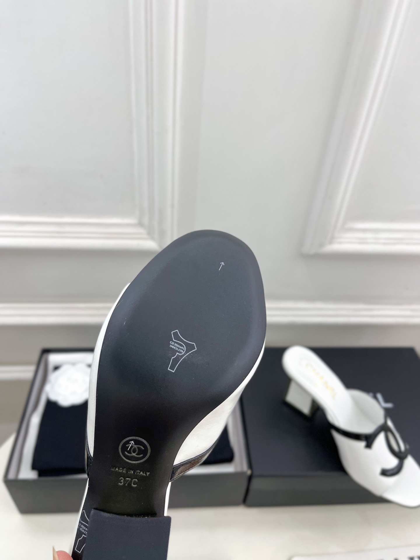 𝐂𝐇𝐀𝐍𝐄𝐋  | 小香  26𝐬𝐬 🦋2026 春夏新品  专柜经典走秀款 小香大双C拼色金属粗跟拖鞋