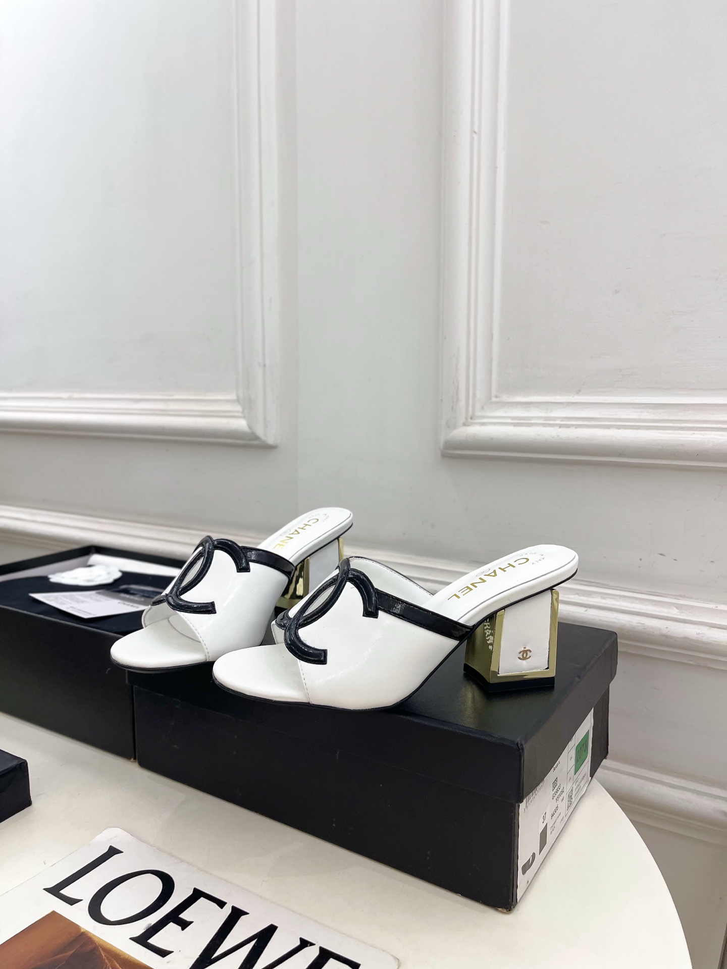𝐂𝐇𝐀𝐍𝐄𝐋  | 小香  26𝐬𝐬 🦋2026 春夏新品  专柜经典走秀款 小香大双C拼色金属粗跟拖鞋