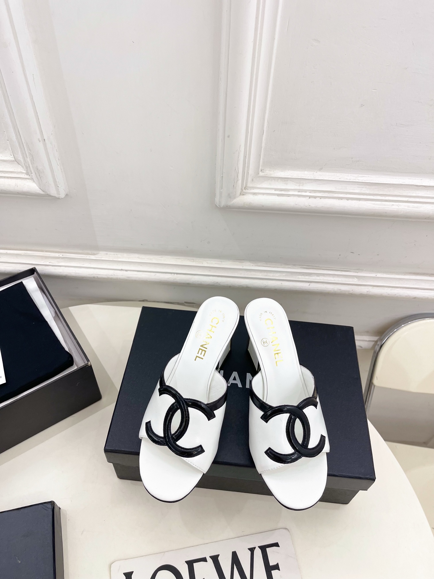 𝐂𝐇𝐀𝐍𝐄𝐋  | 小香  26𝐬𝐬 🦋2026 春夏新品  专柜经典走秀款 小香大双C拼色金属粗跟拖鞋