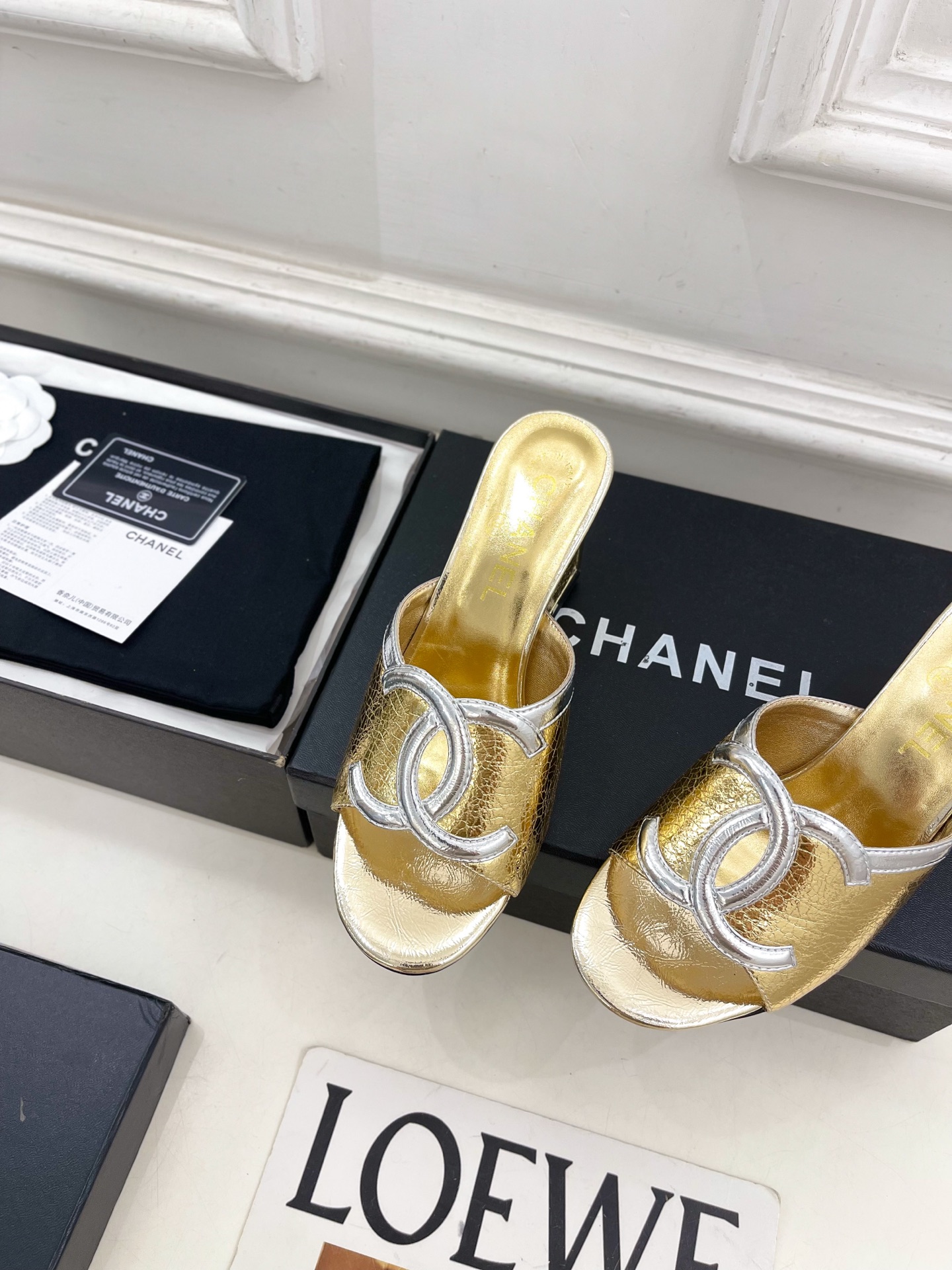 𝐂𝐇𝐀𝐍𝐄𝐋  | 小香  26𝐬𝐬 🦋2026 春夏新品  专柜经典走秀款 小香大双C拼色金属粗跟拖鞋