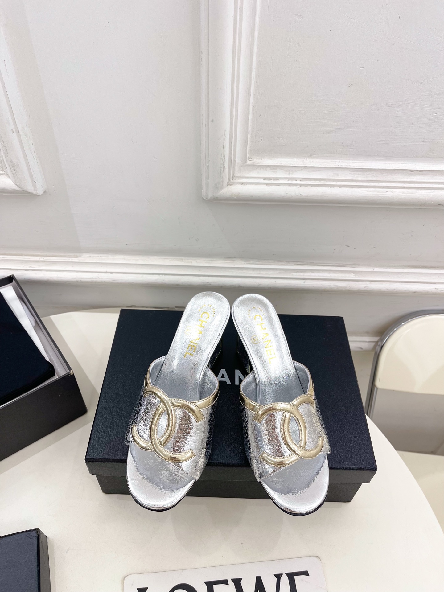 NO:819245,| Xiaoxiang 26 2026 spring and summer new products, classic catwalk models in the counter, Xiaoxiang's large double C color-blocked metal thick heel slippers are new in the series. The absolute best in the BS fashion circle. The matching will interpret the meticulous, minimalist and never-fading classic elements, showing a unique dressing style that is too beautiful to say. A must-have item for summer... ━━━━━ t ━━━━━  Original high-customized fabric for the upper, imported silk sheepskin lining for the outsole, original Italian leather outsole, heel height 7cm, shoe size: 35-39 (40.41 customized, non-returnable) No. 5043, high heels, slippers, high heels, slippers, sheepskin, Leather soles19860909| 小香 26 2026 春夏新品 专柜经典走秀款 小香大双C拼色金属粗跟拖鞋 系列上新 BS时尚圈的绝绝子 搭配将演绎着细致 极简 永不褪去的经典元素 展现与众不同的穿搭风格美到无话可说 夏季必入款…… ━━━━━ t ━━━━━ 鞋面原版高定制面料 内里进口丝绸羊皮里 大底原版意大利真皮大底 跟高7cm 鞋码: 35-39（40.41定制不退换） 编号5043,高跟鞋拖鞋,high heels,slippers,sheepskin,Leather soles,Women's Shoes