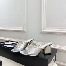 𝐂𝐇𝐀𝐍𝐄𝐋 | 小香 26𝐬𝐬 🦋2026 春夏新品 专柜经典走秀款 小香大双C拼色金属粗跟拖鞋 𝐂𝐇𝐀𝐍𝐄𝐋 | 小香 26𝐬𝐬 🦋2026 春夏新品 专柜经典走秀款 小香大双C拼色金属粗跟拖鞋