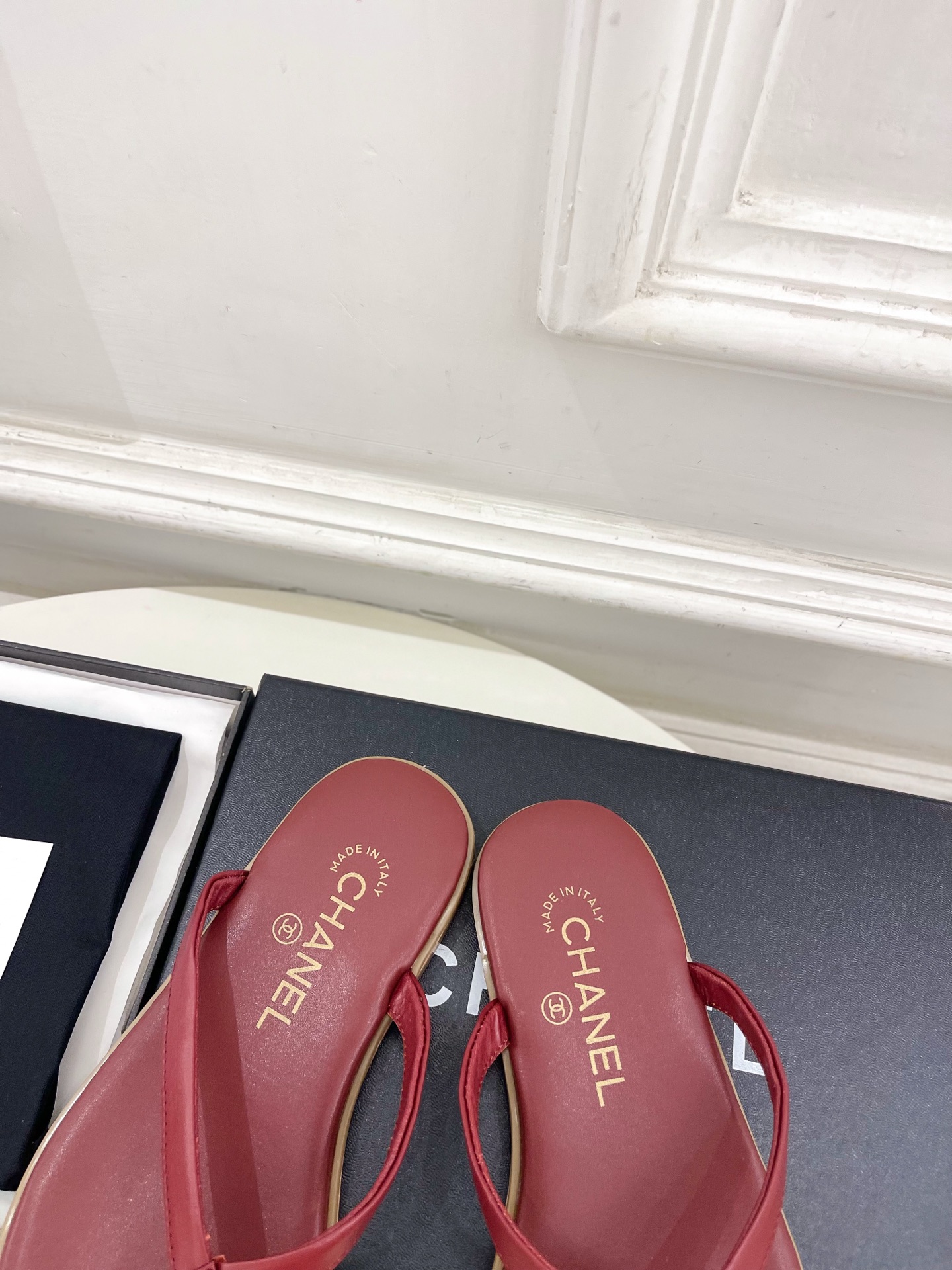 𝐂𝐇𝐀𝐍𝐄𝐋  | 小香  26𝐬𝐬 🦋2026 春夏新品  专柜经典走秀款 小香双C水钻夹胶人字拖鞋 