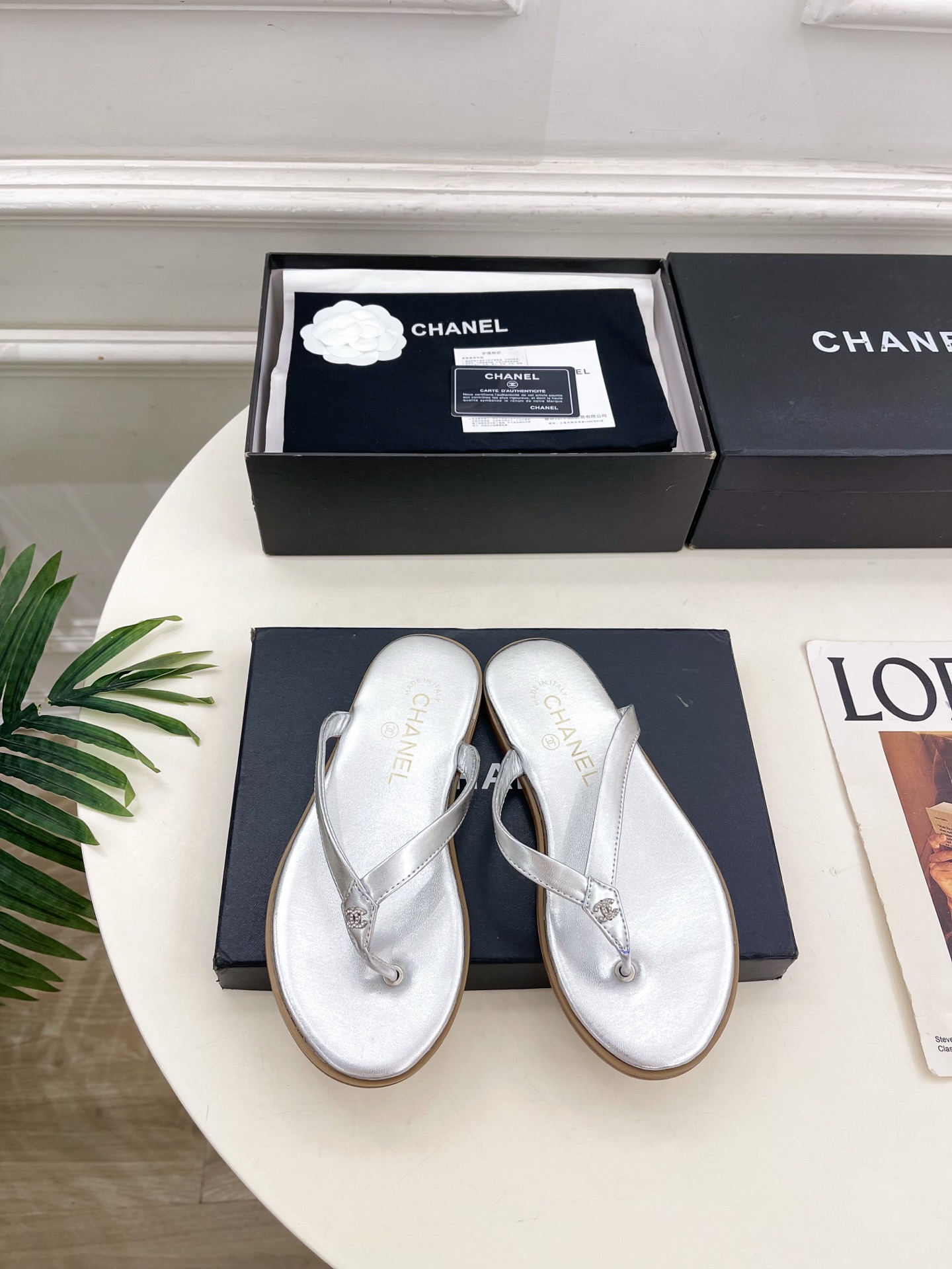 NO:819239,| Xiaoxiang 26 2026 spring and summer new products, classic catwalk models in the counter, Xiaoxiang double C rhinestone laminated flip-flops are new in the series. The absolute best in the BS fashion circle. The matching will interpret the meticulous, minimalist and never-fading classic elements, showing a unique dressing style that is too beautiful to say. A must-have item for summer... ━━━━━ t ━━━━━  Original high-customized leather upper, imported silk sheepskin lining, outsole, original Italian leather outsole, high flat heel, shoe size: 35-39 (40.41 customized, non-refundable) No. 2605043, split-toe shoes, slippers, sheepskin, Leather soles19860909| 小香 26 2026 春夏新品 专柜经典走秀款 小香双C水钻夹胶人字拖鞋 系列上新 BS时尚圈的绝绝子 搭配将演绎着细致 极简 永不褪去的经典元素 展现与众不同的穿搭风格美到无话可说 夏季必入款…… ━━━━━ t ━━━━━ 鞋面原版高定制皮面 内里进口丝绸羊皮里 大底原版意大利真皮大底 跟高平底 鞋码: 35-39（40.41定制不退换） 编号2605043,分趾鞋,slippers,sheepskin,Leather soles,Women's Shoes