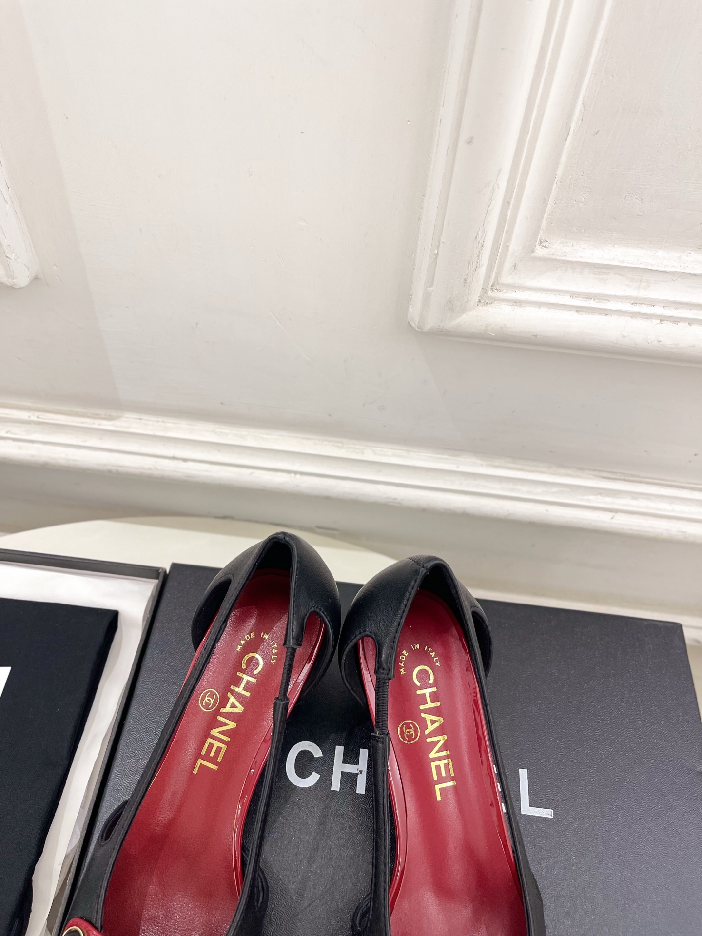 𝐂𝐇𝐀𝐍𝐄𝐋  | 小香  26𝐬𝐬 🦋2026 春夏新品  专柜经典走秀款 小香双C纽扣拼色粗跟中空鞋