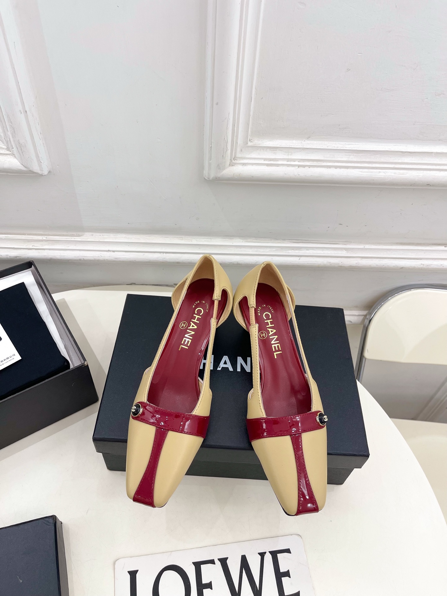 NO:819275,| Xiaoxiang 26 2026 spring and summer new products, classic catwalk style in the counter, Xiaoxiang double C button color block thick heel hollow shoes new series, a must-have in the BS fashion circle, the matching will interpret the meticulous, minimalist, classic elements that will never fade away, showing a unique dressing style that is too beautiful to say, a must-have for summer... ━━━━━ t  ━━━━━ Original high-customized lambskin upper, imported silk sheepskin lining, original Italian leather outsole, 5cm heel height, shoe size: 35-39 (40.41 customized, non-returnable) No. 2605043, sandals, sheepskin, Leather soles19860909| 小香 26 2026 春夏新品 专柜经典走秀款 小香双C纽扣拼色粗跟中空鞋 系列上新 BS时尚圈的绝绝子 搭配将演绎着细致 极简 永不褪去的经典元素 展现与众不同的穿搭风格美到无话可说 夏季必入款…… ━━━━━ t ━━━━━ 鞋面原版高定制小羊皮 内里进口丝绸羊皮里 大底原版意大利真皮大底 跟高5cm 鞋码: 35-39（40.41定制不退换） 编号2605043,凉鞋单鞋,sandals,sheepskin,Leather soles,Women's Shoes