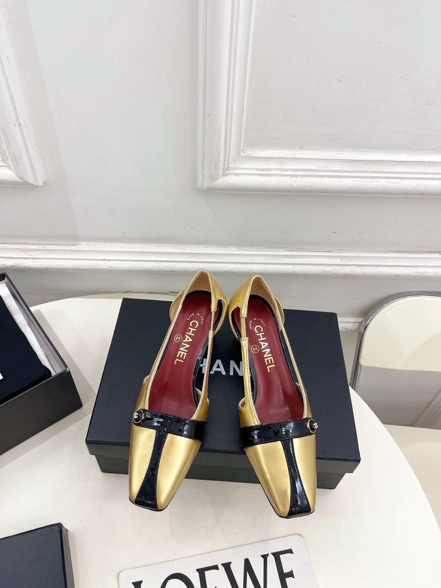 NO:819281,| Xiaoxiang 26 2026 spring and summer new products, classic catwalk style in the counter, Xiaoxiang double C button color block thick heel hollow shoes new series, a must-have in the BS fashion circle, the matching will interpret the meticulous, minimalist, classic elements that will never fade away, showing a unique dressing style that is too beautiful to say, a must-have for summer... ━━━━━ t  ━━━━━ Original high-customized metal leather upper, imported silk sheepskin lining, original Italian leather outsole, 5cm heel height, shoe size: 35-39 (40.41 customized, non-refundable) No. 2605043, sandals, sandals, sheepskin, Leather soles19860909| 小香 26 2026 春夏新品 专柜经典走秀款 小香双C纽扣拼色粗跟中空鞋 系列上新 BS时尚圈的绝绝子 搭配将演绎着细致 极简 永不褪去的经典元素 展现与众不同的穿搭风格美到无话可说 夏季必入款…… ━━━━━ t ━━━━━ 鞋面原版高定制金属皮 内里进口丝绸羊皮里 大底原版意大利真皮大底 跟高5cm 鞋码: 35-39（40.41定制不退换） 编号2605043,凉鞋单鞋,sandals,sheepskin,Leather soles,Women's Shoes