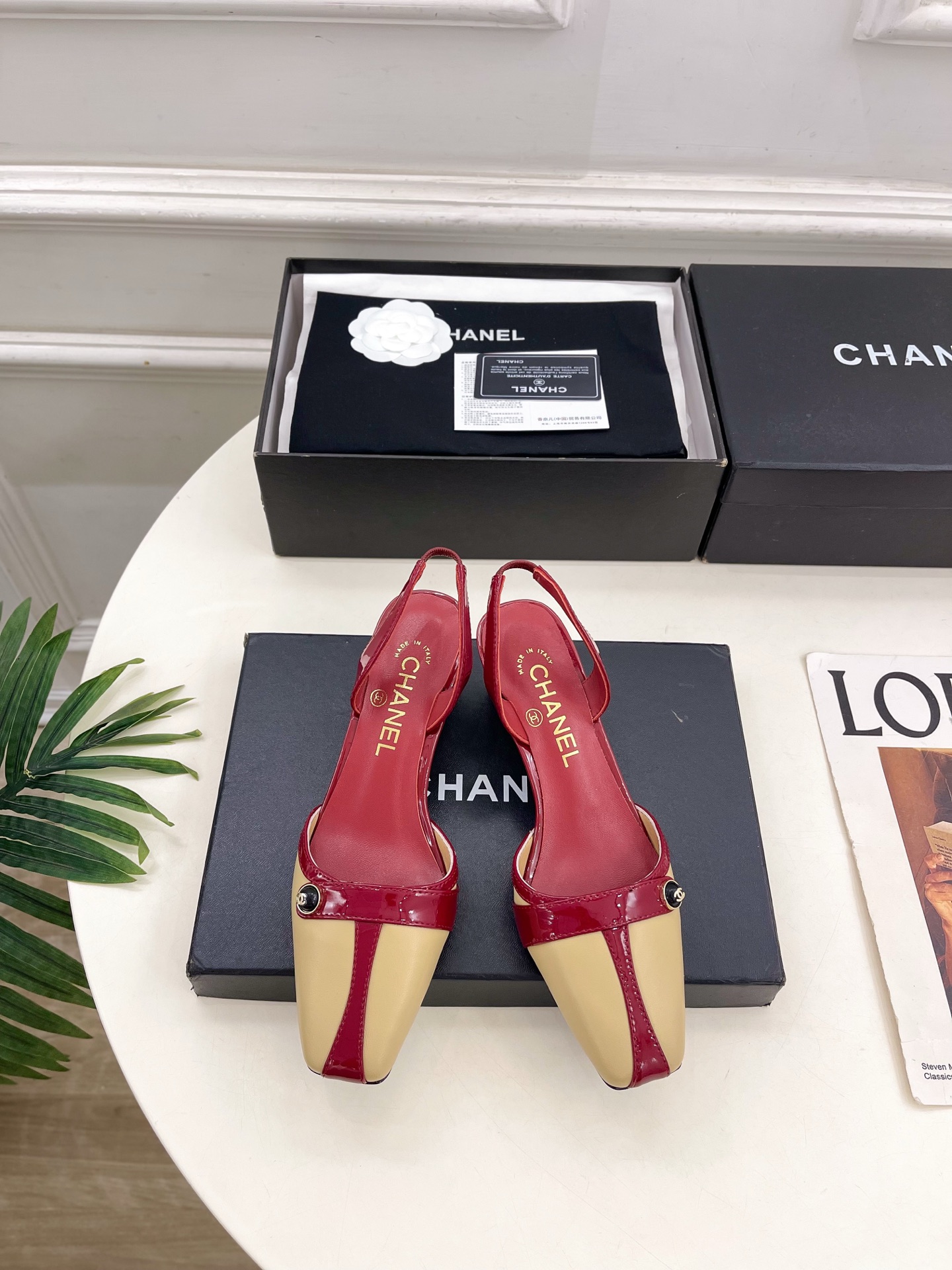 NO:819287,| Xiaoxiang 26 2026 spring and summer new products, classic catwalk style in the counter, Xiaoxiang double C button color-blocked thick heel sandals, new series, a must-have in the BS fashion circle, the matching will interpret the meticulous, minimalist, classic elements that will never fade away, showing a unique dressing style that is too beautiful to say, a must-have for summer... ━━━━━ t  ━━━━━ Original high-customized lambskin upper, imported silk sheepskin lining, original Italian leather outsole, 5cm heel height, shoe size: 35-39 (40.41 customized, non-returnable) No. 2605043, sandals, sheepskin, Leather soles19860909| 小香 26 2026 春夏新品 专柜经典走秀款 小香双C纽扣拼色粗跟后空凉鞋 系列上新 BS时尚圈的绝绝子 搭配将演绎着细致 极简 永不褪去的经典元素 展现与众不同的穿搭风格美到无话可说 夏季必入款…… ━━━━━ t ━━━━━ 鞋面原版高定制小羊皮 内里进口丝绸羊皮里 大底原版意大利真皮大底 跟高5cm 鞋码: 35-39（40.41定制不退换） 编号2605043,凉鞋单鞋,sandals,sheepskin,Leather soles,Women's Shoes