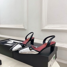 𝐂𝐇𝐀𝐍𝐄𝐋 | 小香 26𝐬𝐬 🦋2026 春夏新品 专柜经典走秀款 小香双C纽扣拼色粗跟后空凉 𝐂𝐇𝐀𝐍𝐄𝐋 | 小香 26𝐬𝐬 🦋2026 春夏新品 专柜经典走秀款 小香双C纽扣拼色粗跟后空凉