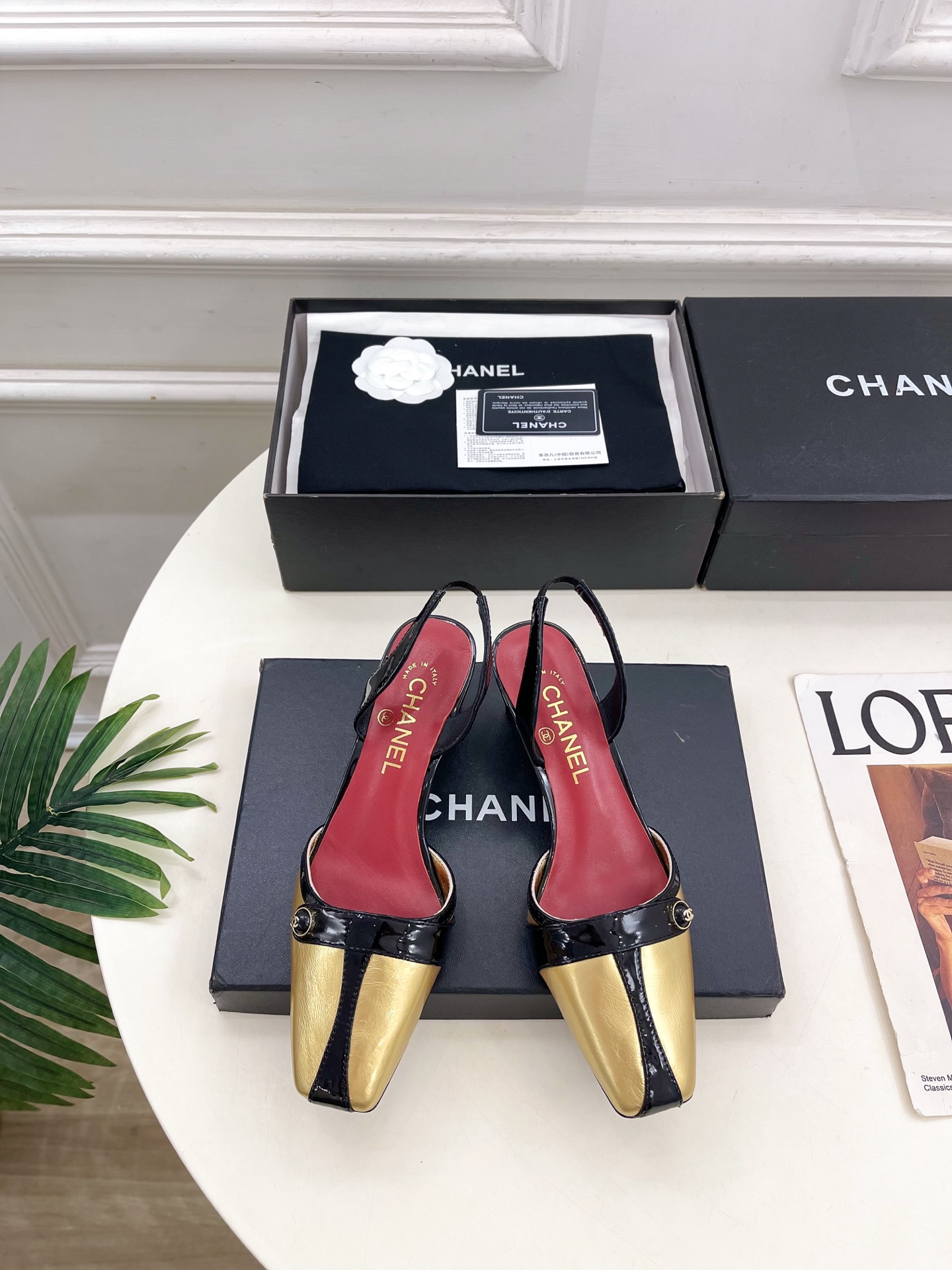NO:819233,| Xiaoxiang 26 2026 spring and summer new products, classic catwalk style in the counter, Xiaoxiang double C button color-blocked thick heel sandals, new series, a must-have in the BS fashion circle, the matching will interpret the meticulous, minimalist, classic elements that will never fade away, showing a unique dressing style that is too beautiful to say, a must-have for summer... ━━━━━ t  ━━━━━ Original high-customized metal leather upper, imported silk sheepskin lining, original Italian leather outsole, 5cm heel height, shoe size: 35-39 (40.41 customized, non-refundable) No. 2605043, sandals, sandals, sheepskin, Leather soles19860909| 小香 26 2026 春夏新品 专柜经典走秀款 小香双C纽扣拼色粗跟后空凉鞋 系列上新 BS时尚圈的绝绝子 搭配将演绎着细致 极简 永不褪去的经典元素 展现与众不同的穿搭风格美到无话可说 夏季必入款…… ━━━━━ t ━━━━━ 鞋面原版高定制金属皮 内里进口丝绸羊皮里 大底原版意大利真皮大底 跟高5cm 鞋码: 35-39（40.41定制不退换） 编号2605043,凉鞋单鞋,sandals,sheepskin,Leather soles,Women's Shoes