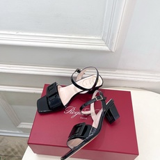 𝐑𝐨𝐠𝐞𝐫 𝐕𝐢𝐯𝐢𝐞r | 26 𝐬𝐬 ❥2026春夏新品 经典方扣一字带方跟凉鞋 系列上新~🌟 B 𝐑𝐨𝐠𝐞𝐫 𝐕𝐢𝐯𝐢𝐞r | 26 𝐬𝐬 ❥2026春夏新品 经典方扣一字带方跟凉鞋 系列上新~🌟 B
