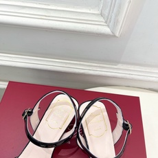 𝐑𝐨𝐠𝐞𝐫 𝐕𝐢𝐯𝐢𝐞r | 26 𝐬𝐬 ❥2026春夏新品 经典方扣一字带方跟凉鞋 系列上新~🌟 B 𝐑𝐨𝐠𝐞𝐫 𝐕𝐢𝐯𝐢𝐞r | 26 𝐬𝐬 ❥2026春夏新品 经典方扣一字带方跟凉鞋 系列上新~🌟 B