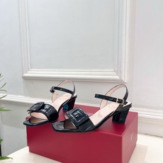 𝐑𝐨𝐠𝐞𝐫 𝐕𝐢𝐯𝐢𝐞r | 26 𝐬𝐬 ❥2026春夏新品 经典方扣一字带方跟凉鞋 系列上新~🌟 B 𝐑𝐨𝐠𝐞𝐫 𝐕𝐢𝐯𝐢𝐞r | 26 𝐬𝐬 ❥2026春夏新品 经典方扣一字带方跟凉鞋 系列上新~🌟 B