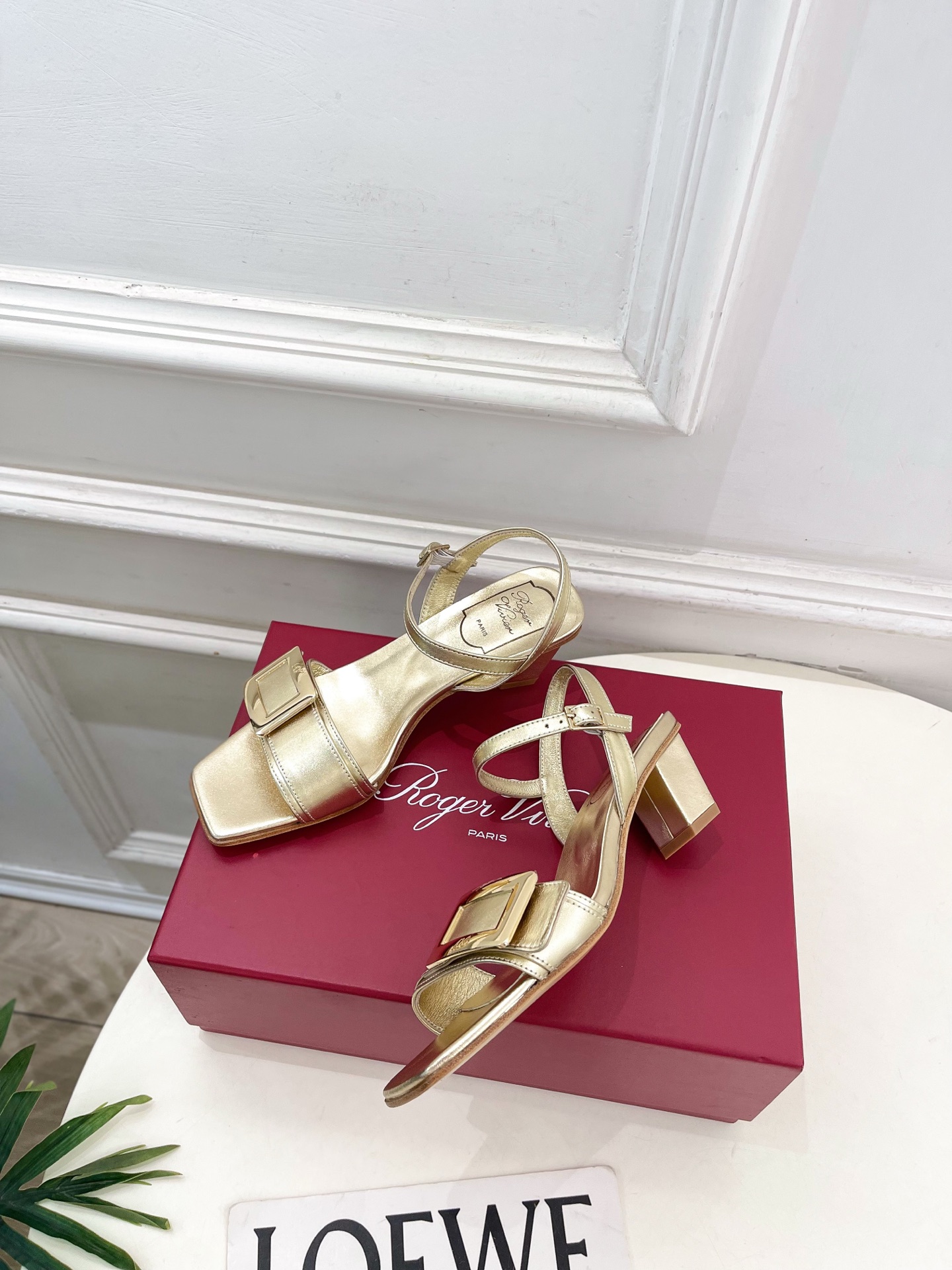 𝐑𝐨𝐠𝐞𝐫 𝐕𝐢𝐯𝐢𝐞r | 26 𝐬𝐬 ❥2026春夏新品 经典方扣一字带方跟凉鞋 系列上新~🌟 B 𝐑𝐨𝐠𝐞𝐫 𝐕𝐢𝐯𝐢𝐞r | 26 𝐬𝐬 ❥2026春夏新品 经典方扣一字带方跟凉鞋 系列上新~🌟 B