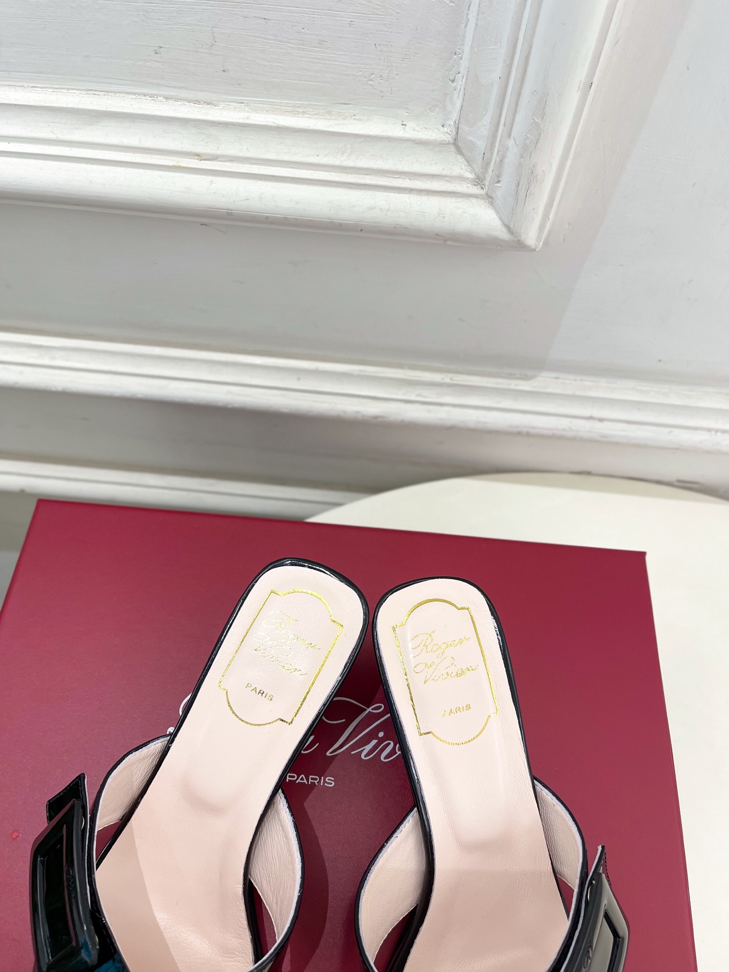 𝐑𝐨𝐠𝐞𝐫 𝐕𝐢𝐯𝐢𝐞r |  26 𝐬𝐬 ❥2026春夏新品 经典方扣交叉带方跟拖鞋系列上新~🌟 BS