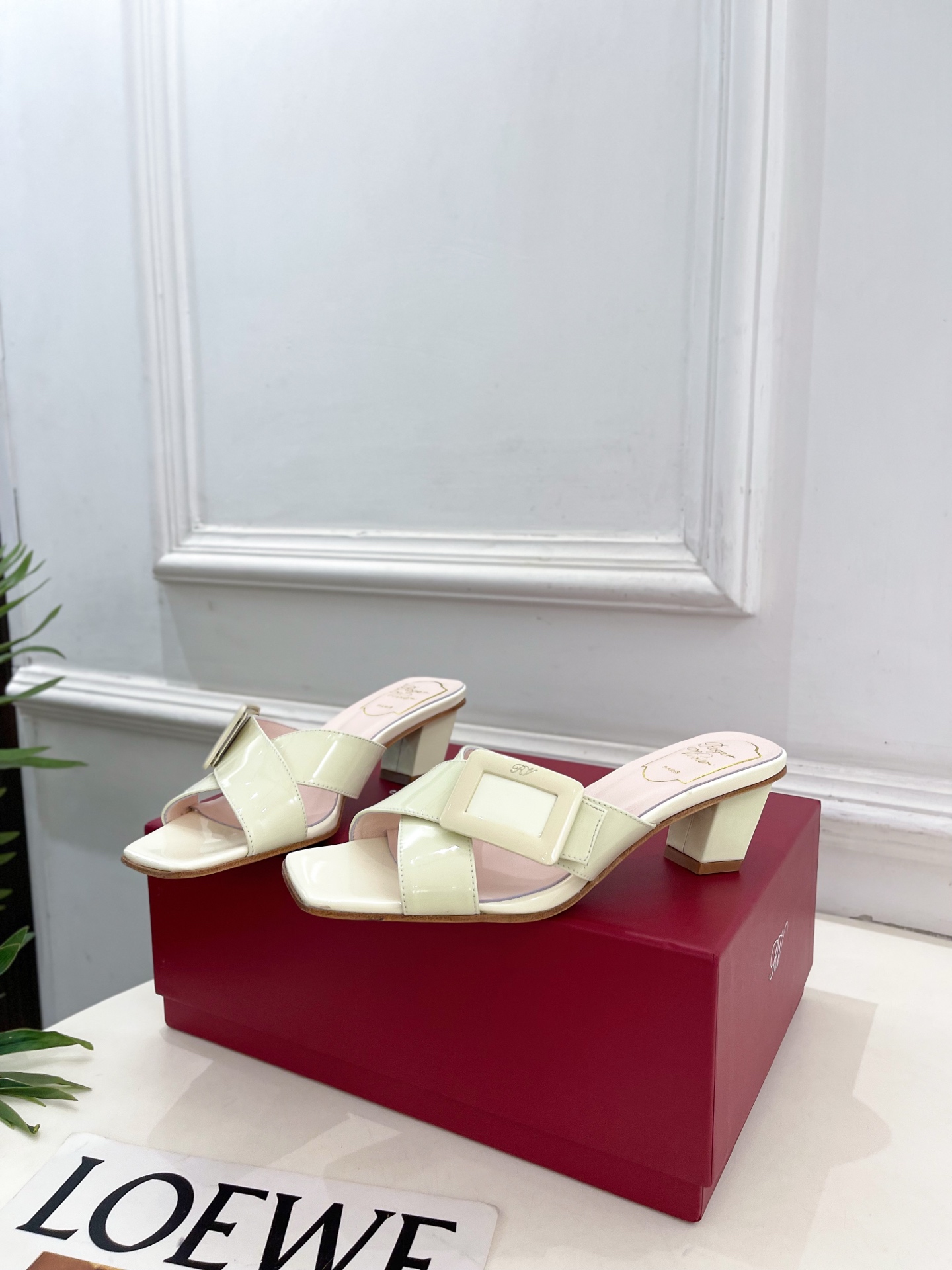 𝐑𝐨𝐠𝐞𝐫 𝐕𝐢𝐯𝐢𝐞r |  26 𝐬𝐬 ❥2026春夏新品 经典方扣交叉带方跟拖鞋系列上新~🌟 BS