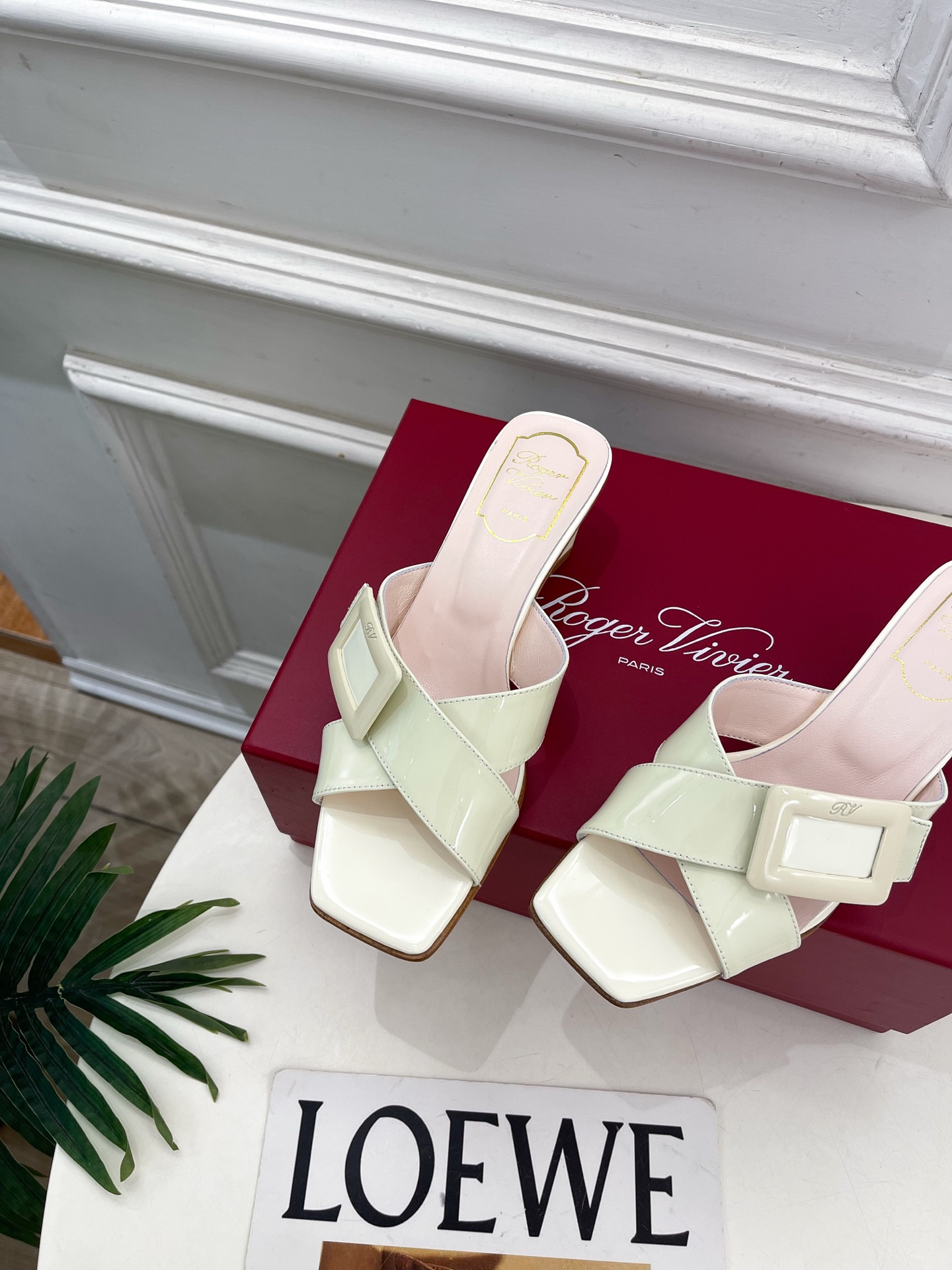 𝐑𝐨𝐠𝐞𝐫 𝐕𝐢𝐯𝐢𝐞r |  26 𝐬𝐬 ❥2026春夏新品 经典方扣交叉带方跟拖鞋系列上新~🌟 BS