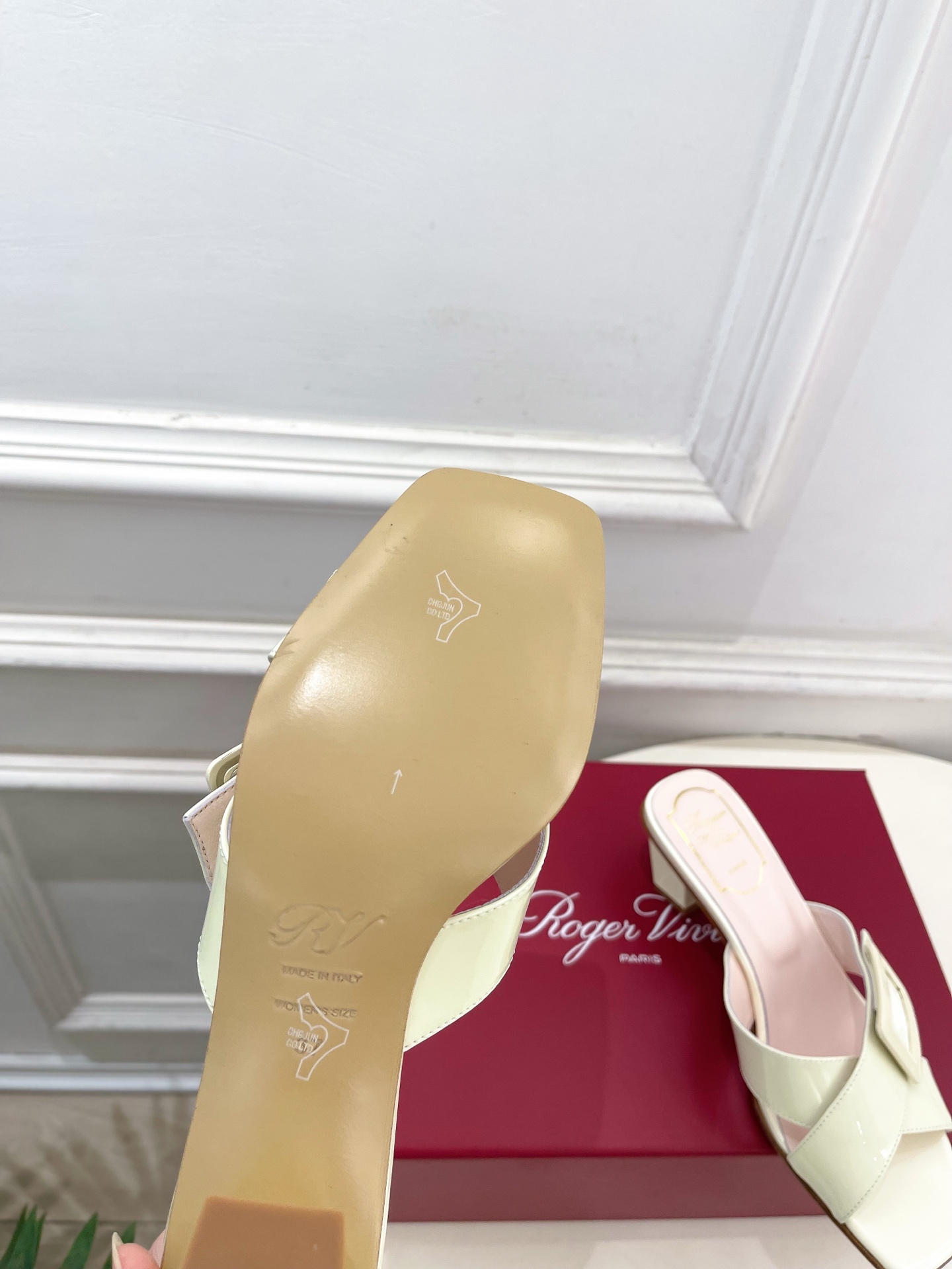 𝐑𝐨𝐠𝐞𝐫 𝐕𝐢𝐯𝐢𝐞r |  26 𝐬𝐬 ❥2026春夏新品 经典方扣交叉带方跟拖鞋系列上新~🌟 BS