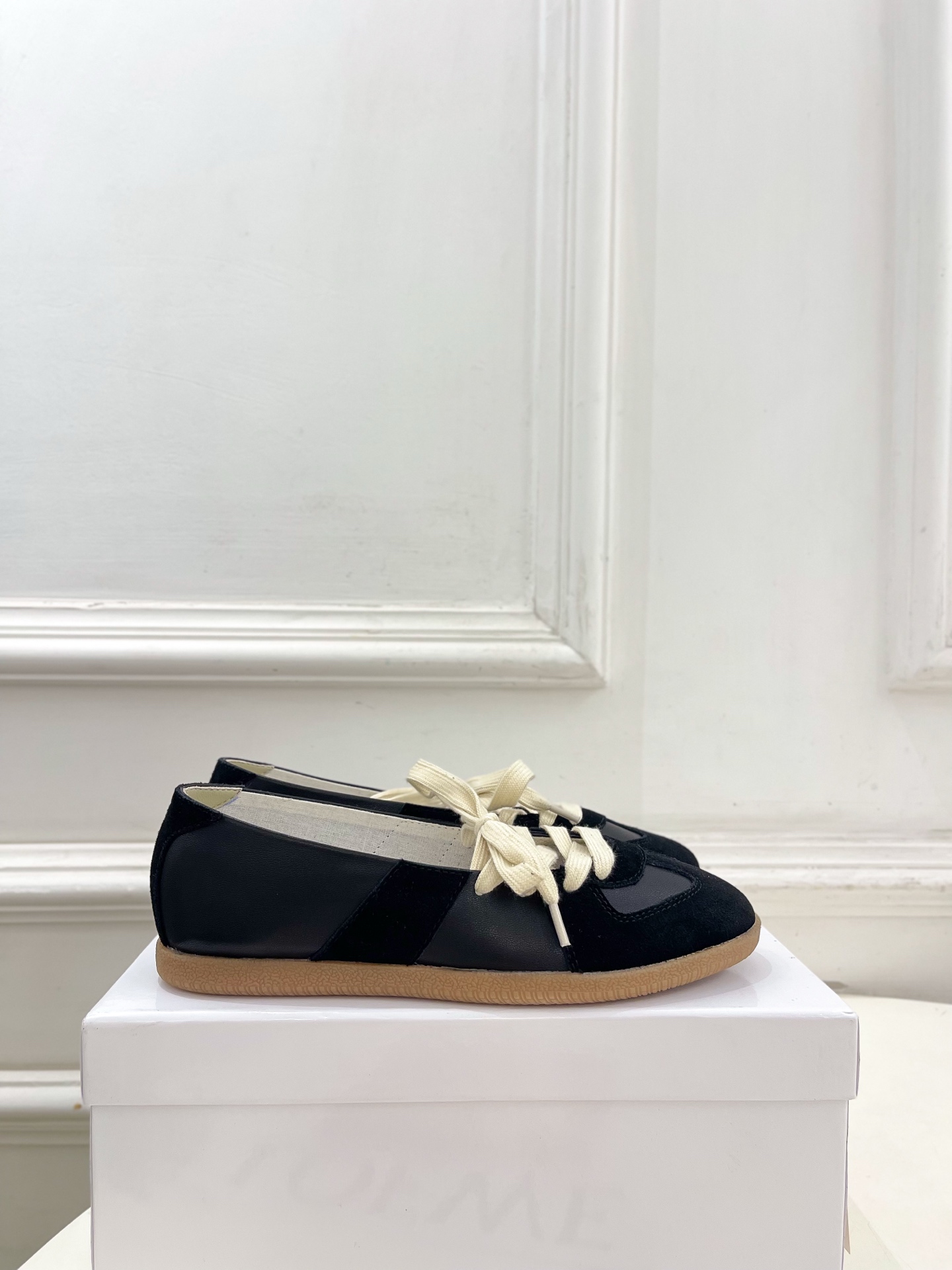 Maison Margiela· 马吉拉26𝐬𝐬 2026春夏新品MM6 拼色绑带芭蕾德训鞋—————— Maison Margiela· 马吉拉26𝐬𝐬 2026春夏新品MM6 拼色绑带芭蕾德训鞋——————
