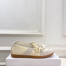 Maison Margiela· 马吉拉26𝐬𝐬 2026春夏新品MM6 拼色绑带芭蕾德训鞋—————— Maison Margiela· 马吉拉26𝐬𝐬 2026春夏新品MM6 拼色绑带芭蕾德训鞋——————