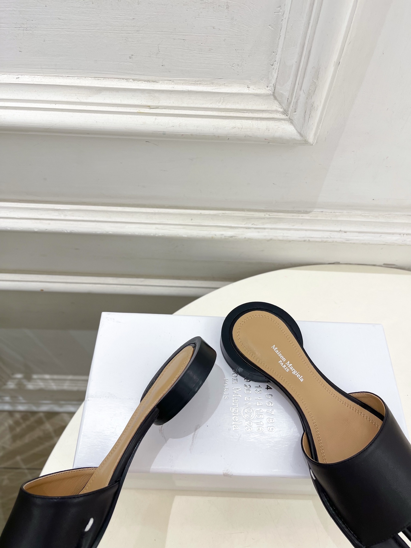 Maison Margiela· 马吉拉26𝐬𝐬 2026春夏新品MM6 分趾一字带圆跟拖鞋—————— Maison Margiela· 马吉拉26𝐬𝐬 2026春夏新品MM6 分趾一字带圆跟拖鞋——————
