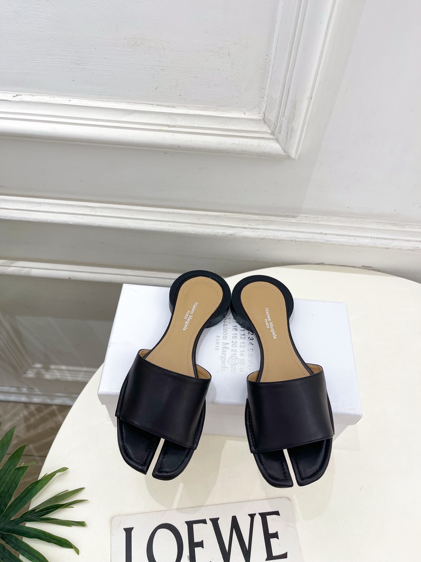 Maison Margiela· 马吉拉26𝐬𝐬 2026春夏新品MM6 分趾一字带圆跟拖鞋—————— Maison Margiela· 马吉拉26𝐬𝐬 2026春夏新品MM6 分趾一字带圆跟拖鞋——————