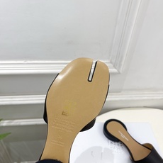 Maison Margiela· 马吉拉26𝐬𝐬 2026春夏新品MM6 分趾一字带圆跟拖鞋—————— Maison Margiela· 马吉拉26𝐬𝐬 2026春夏新品MM6 分趾一字带圆跟拖鞋——————